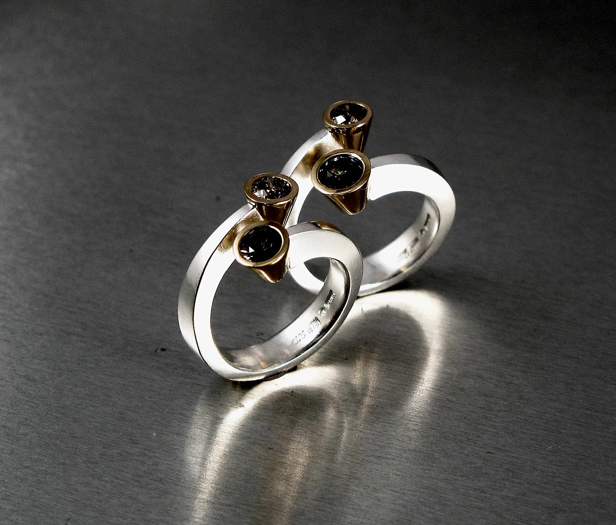 Ringar, ”Omlottring”, silver, guld, safirer och diamanter