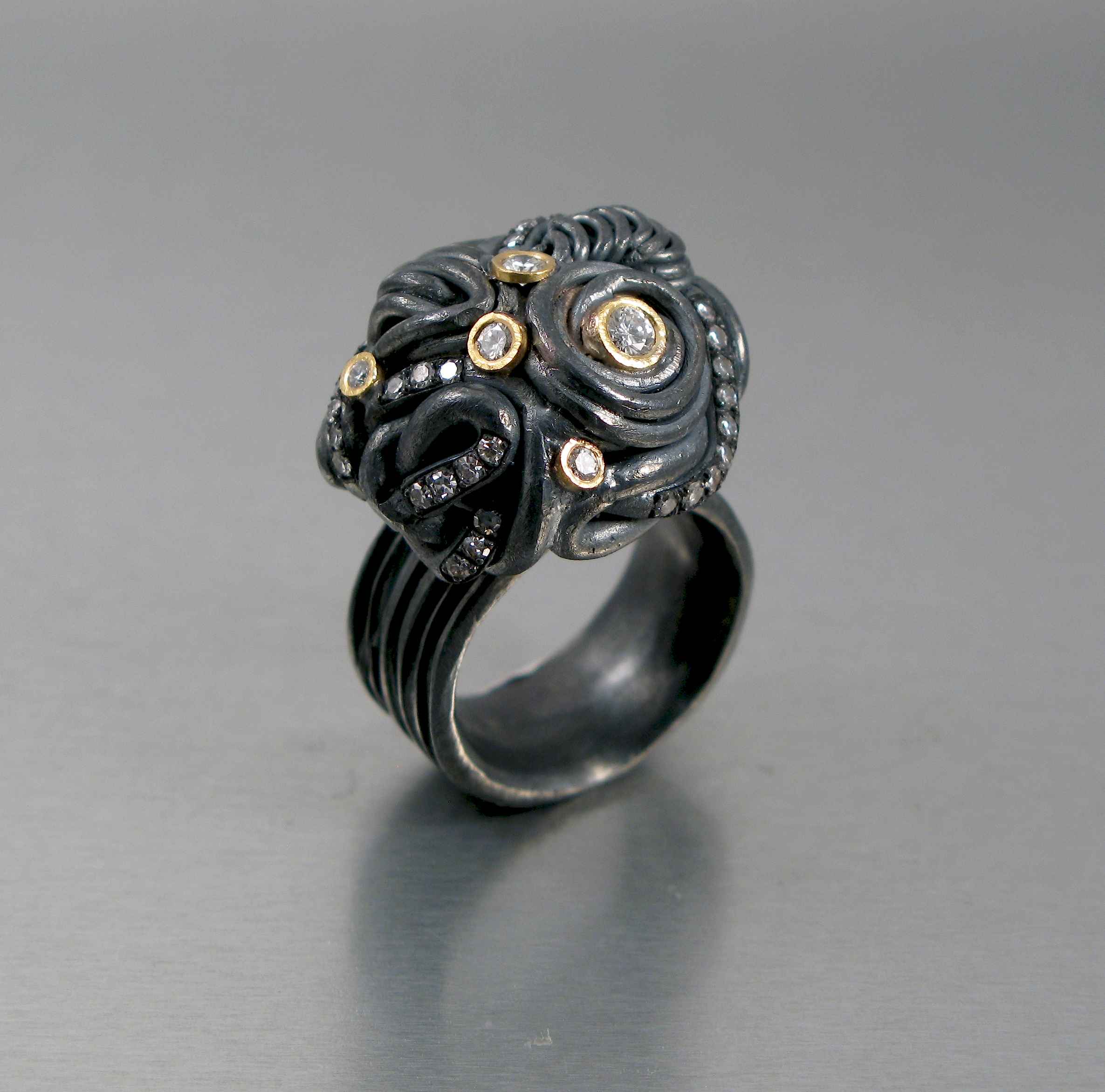 Ring, oxiderat silver, guld och diamanter.