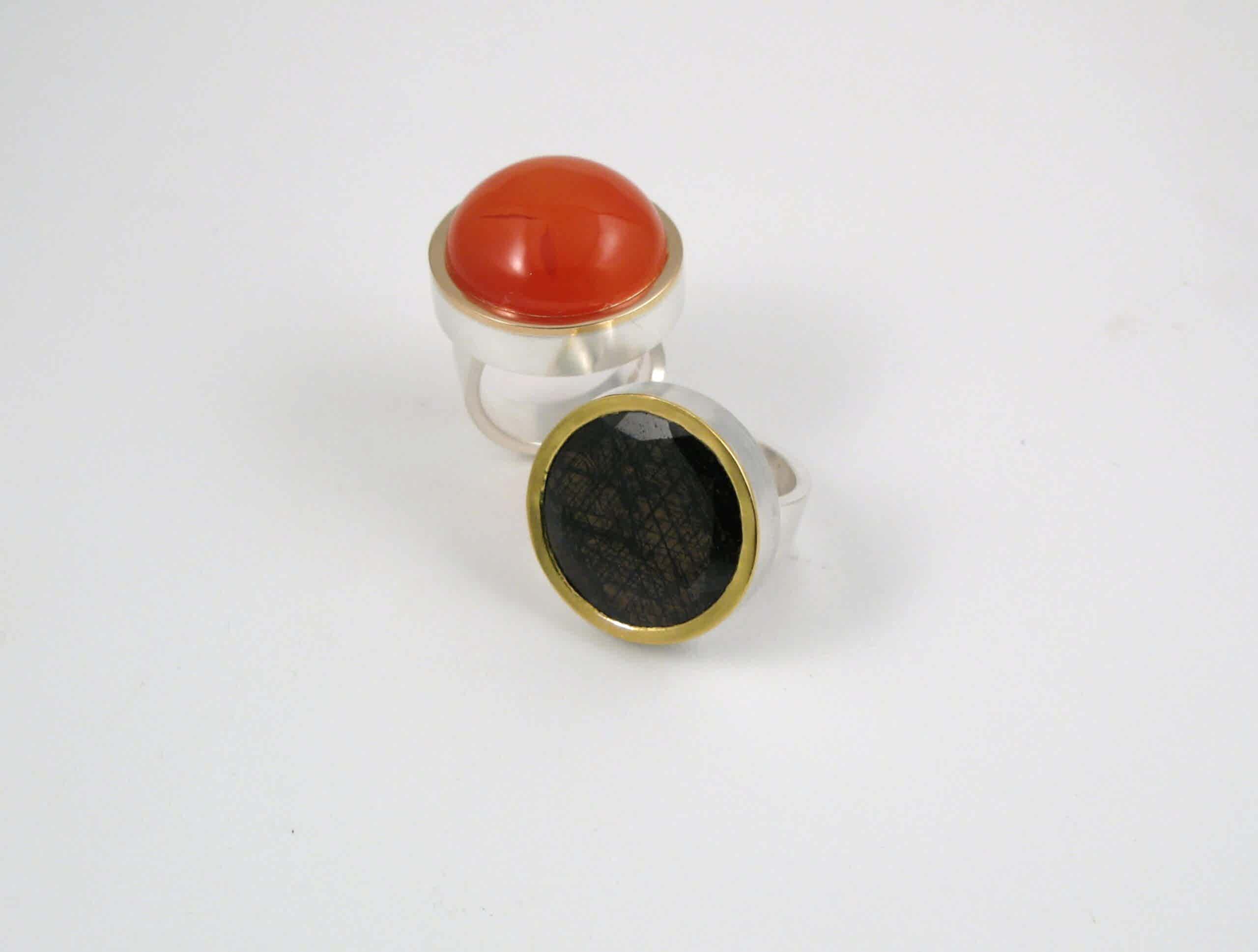 Ring, ”Halslös”, silver, guld och karneol resp. safir.