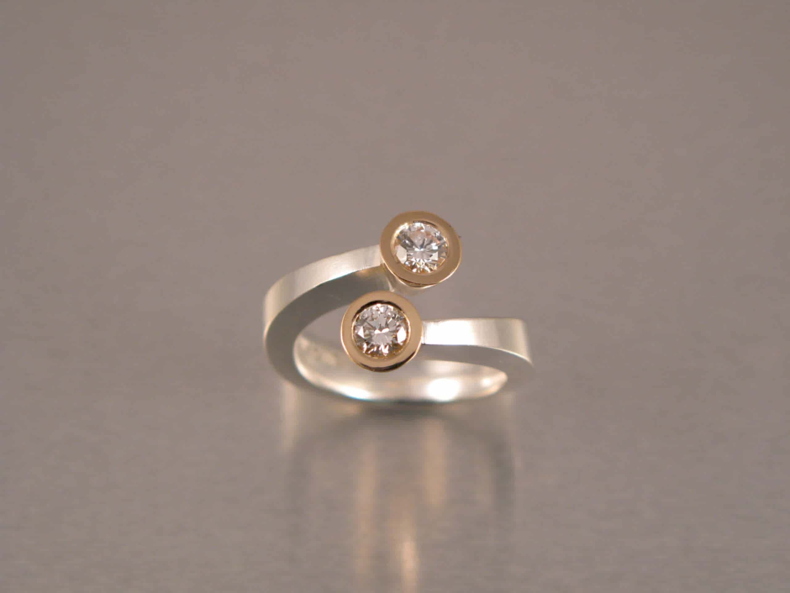 Ring, ”Omlottring”, silver, guld, vit och brun briljant