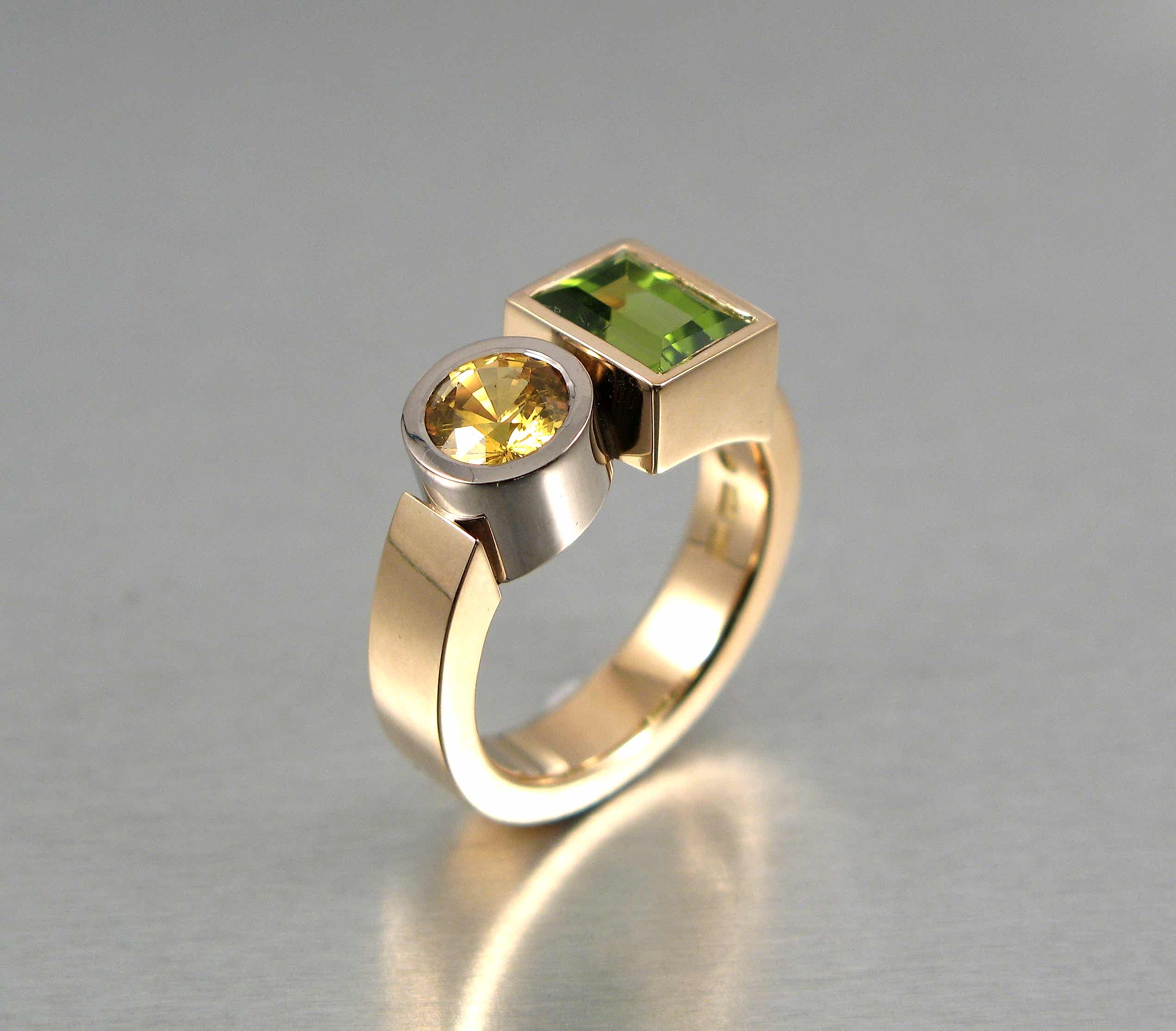 Ring, ”Lådring”, rött och vitt guld, peridot och gul safir.