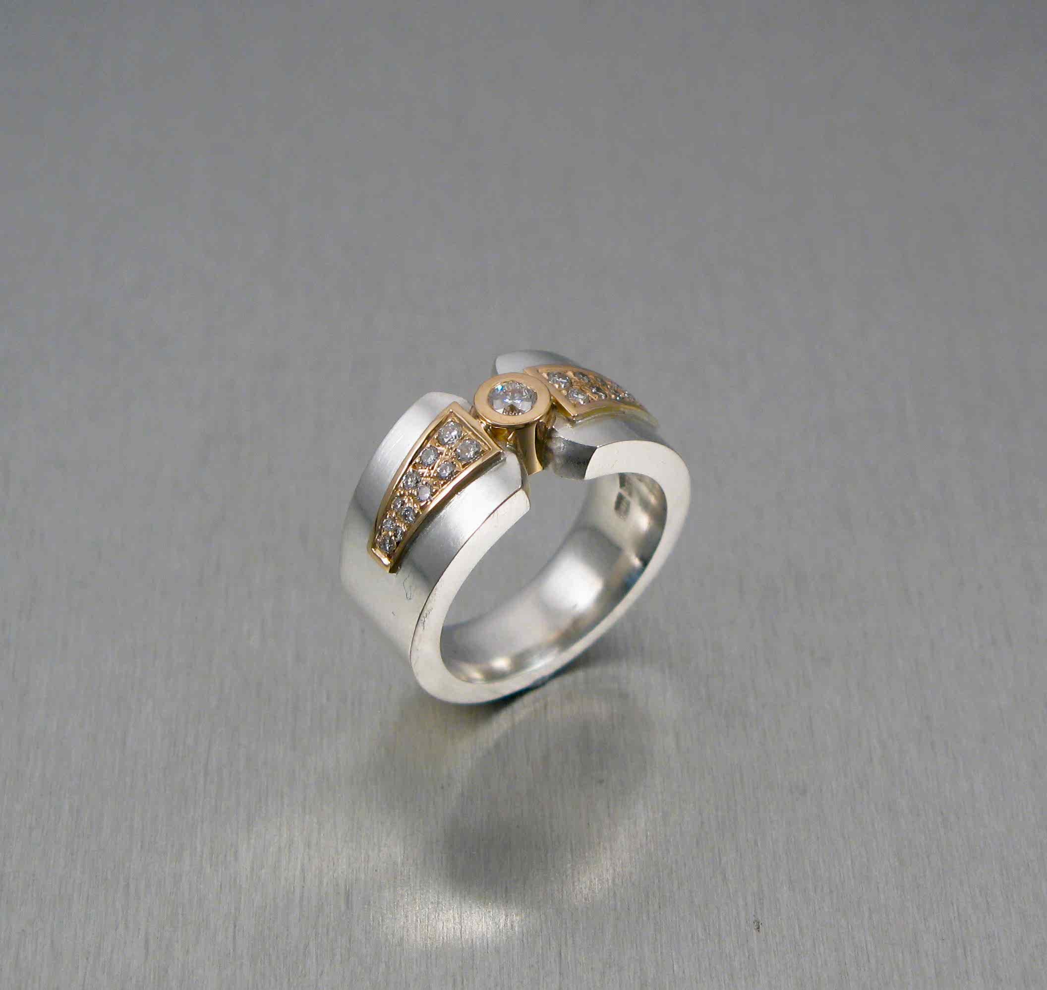 Ring, ”Fru Matsson”, silver, guld och briljanter.