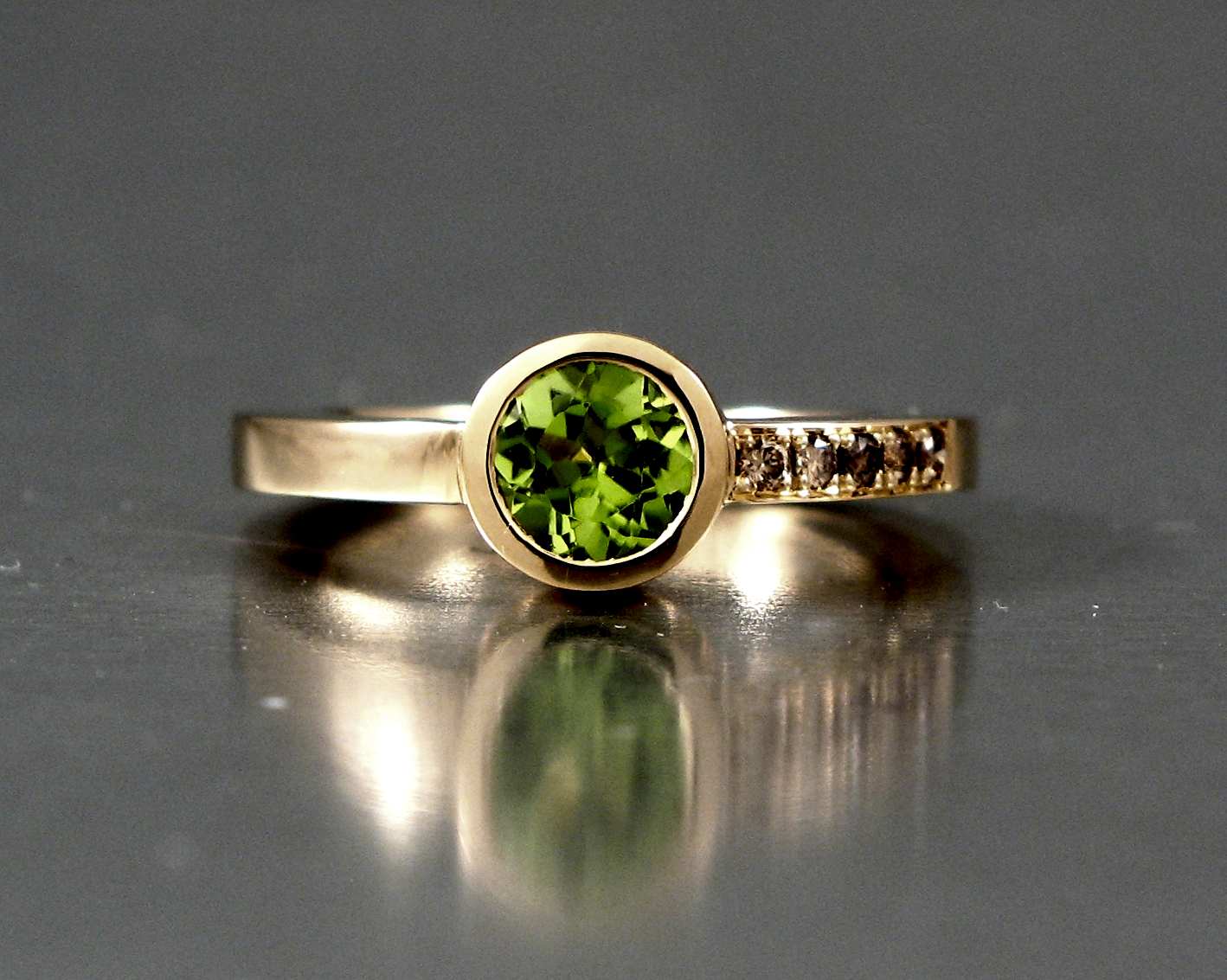 Ring, ”Burkring”, guld, bruna briljanter och peridot.